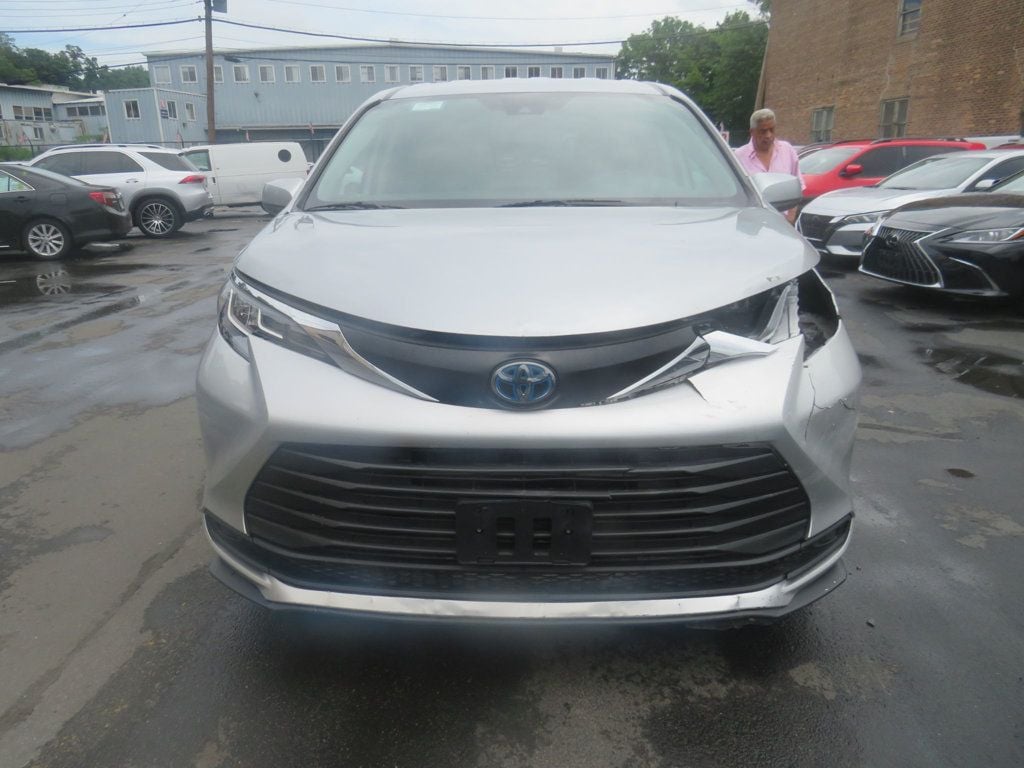 2022 Toyota Sienna LE photo 2