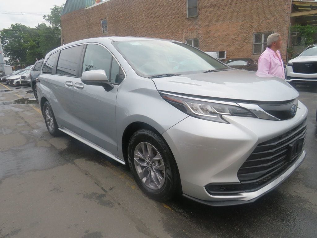 2022 Toyota Sienna LE photo 3