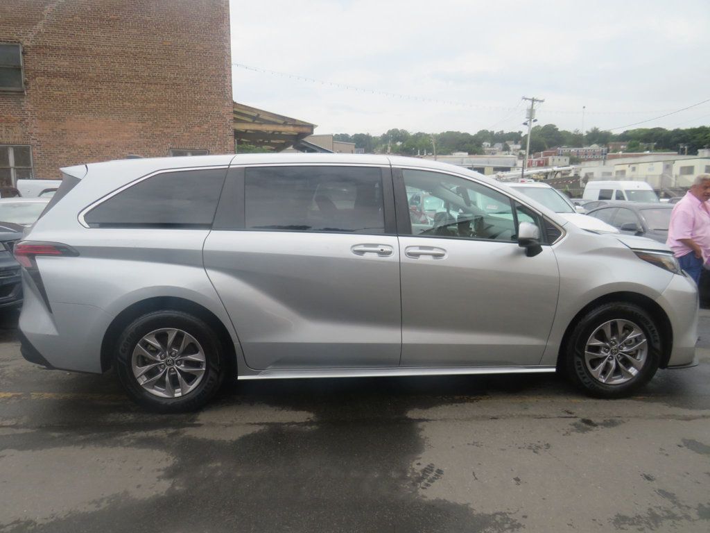 2022 Toyota Sienna LE photo 4