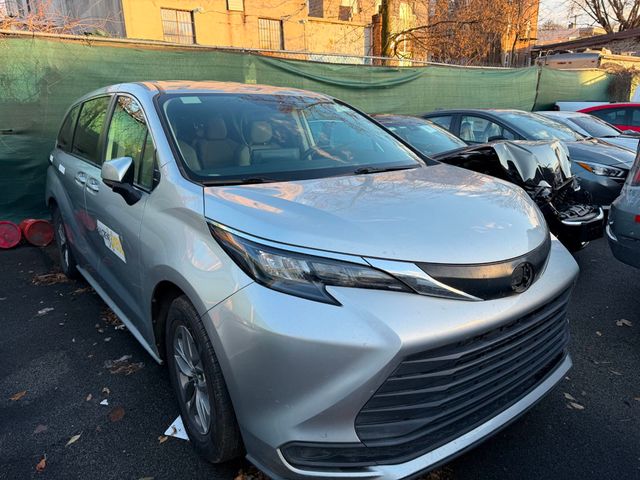 2022 Toyota Sienna LE FWD 8-Passenger (Clear Title) - 22953435 - 1