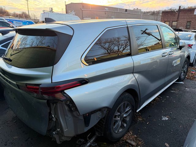 2022 Toyota Sienna LE FWD 8-Passenger (Clear Title) - 22953435 - 2