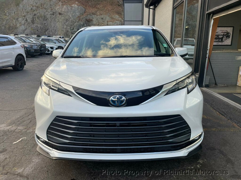 2022 Toyota Sienna Limited AWD 7-Passenger - 22610180 - 3