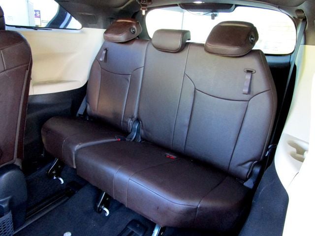2022 Toyota Sienna Platinum AWD 7-Passenger - 22933551 - 19