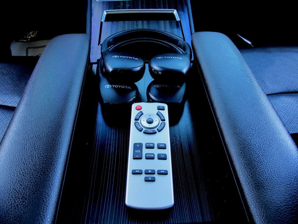 2022 Toyota Sienna Platinum AWD 7-Passenger - 22933551 - 37