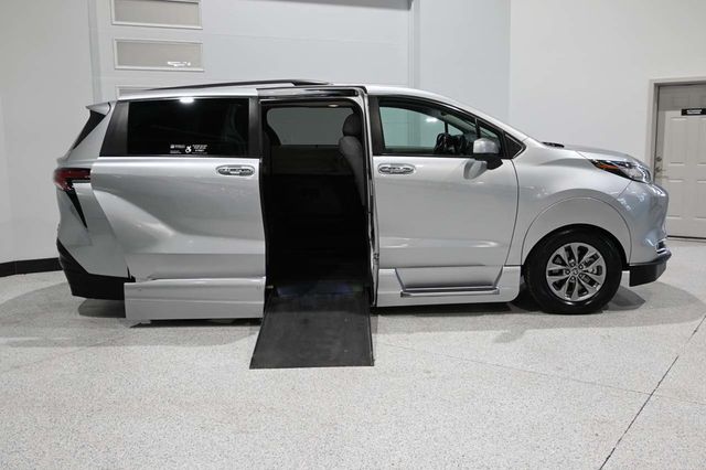 2022 Toyota Sienna XLE AWD 7-Passenger - 23094428 - 16