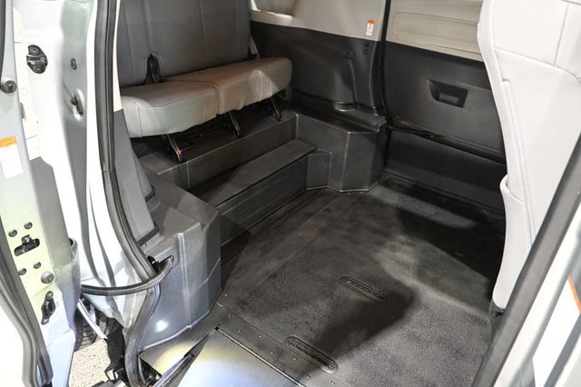 2022 Toyota Sienna XLE AWD 7-Passenger - 23094428 - 17