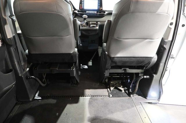 2022 Toyota Sienna XLE AWD 7-Passenger - 23094428 - 19