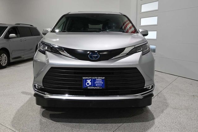 2022 Toyota Sienna XLE AWD 7-Passenger - 23094428 - 3