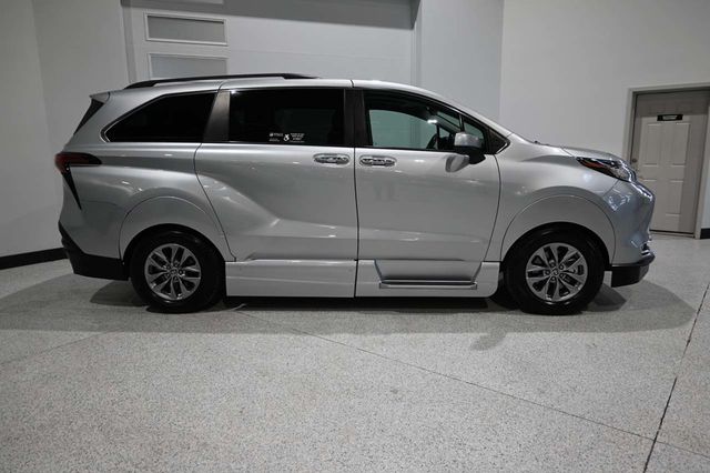 2022 Toyota Sienna XLE AWD 7-Passenger - 23094428 - 4