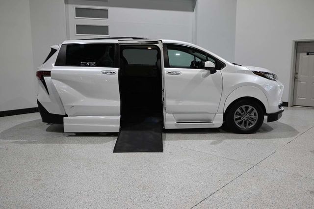 2022 Toyota Sienna XLE AWD 7-Passenger - 23097361 - 16