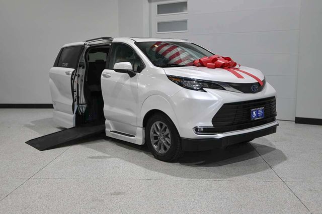 2022 Toyota Sienna XLE AWD 7-Passenger - 23097361 - 1