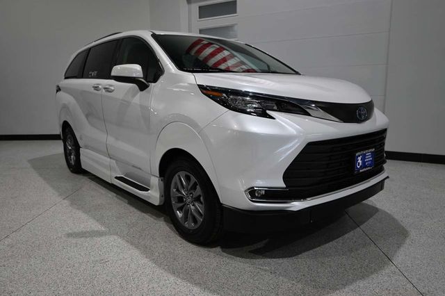 2022 Toyota Sienna XLE AWD 7-Passenger - 23097361 - 2
