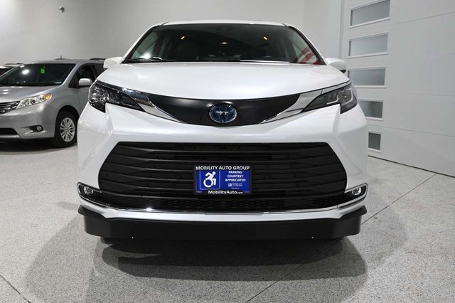2022 Toyota Sienna XLE AWD 7-Passenger - 23097361 - 3