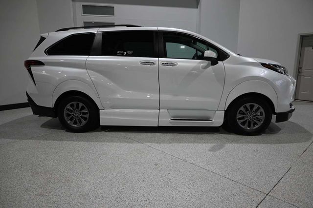 2022 Toyota Sienna XLE AWD 7-Passenger - 23097361 - 4
