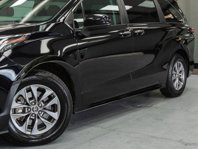 2022 Toyota Sienna XLE FWD 8-Passenger - 23011214 - 12