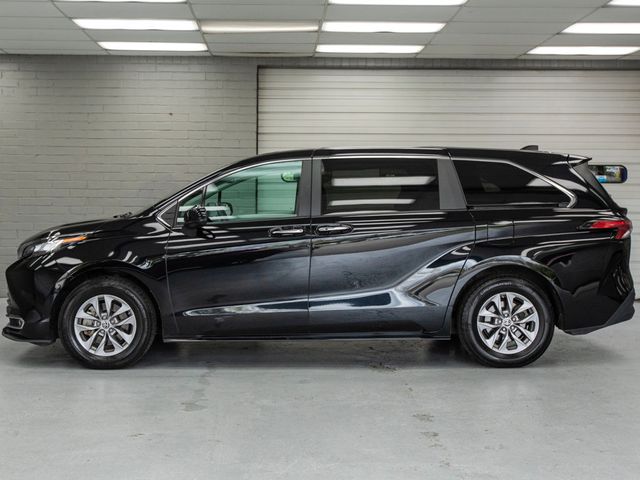 2022 Toyota Sienna XLE FWD 8-Passenger - 23011214 - 3
