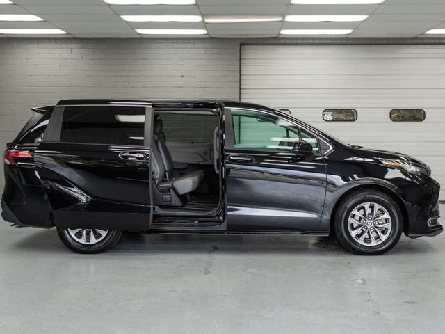 2022 Toyota Sienna XLE FWD 8-Passenger - 23011214 - 5