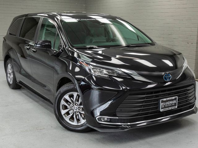 2022 Toyota Sienna XLE FWD 8-Passenger - 23011214 - 6