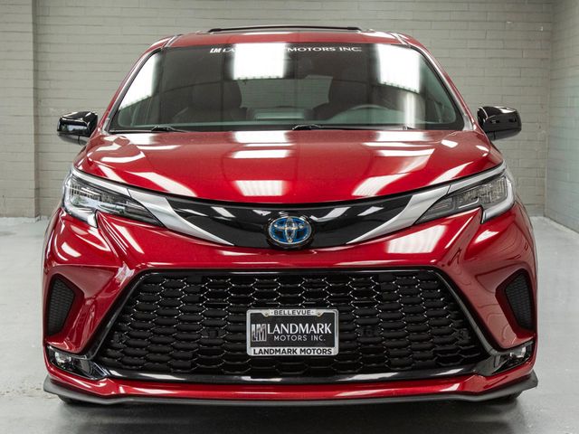 2022 Toyota Sienna XSE 7-Passenger Hybrid AWD's photo