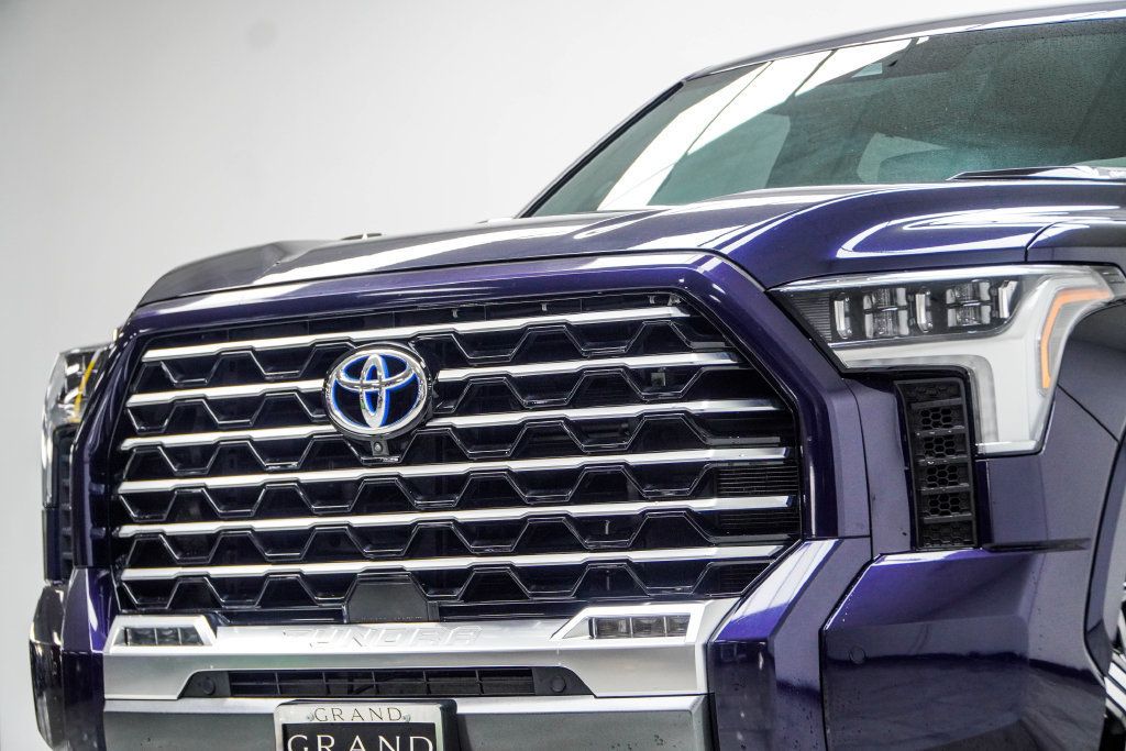Toyota Tundra photo 2