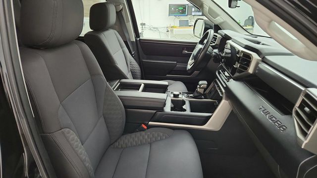 2022 Toyota Tundra 4WD SR5 CrewMax 5.5' Bed 3.5L w/ Convenience Pkg, Dual-Step Nerf Bar - 22941012 - 21