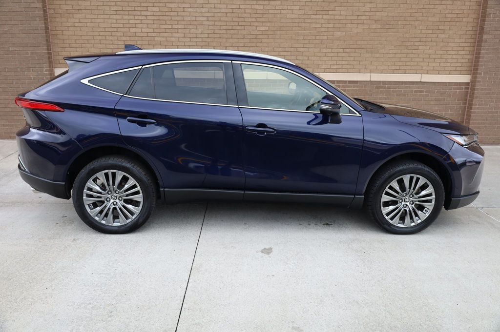 2022 Toyota Venza Limited photo 4