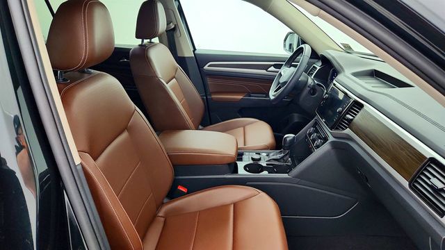 2022 Volkswagen Atlas 3.6L V6 SE w/Technology 4MOTION w/ Pano Sunroof & Black Wheels - 23020211 - 23