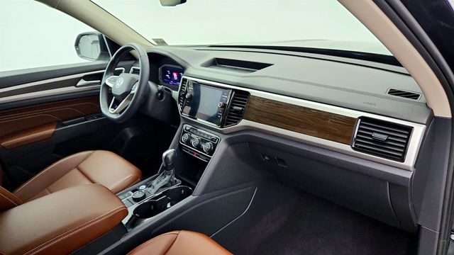 2022 Volkswagen Atlas 3.6L V6 SE w/Technology 4MOTION w/ Pano Sunroof & Black Wheels - 23020211 - 24