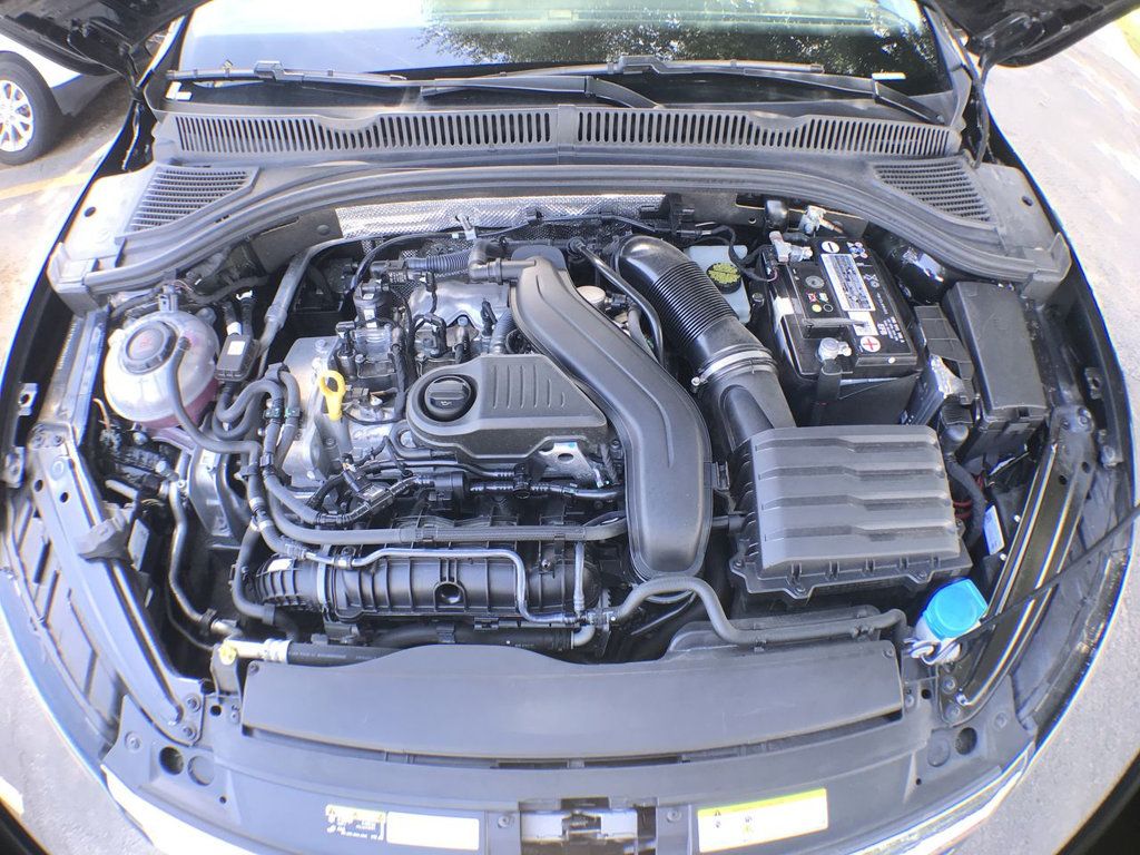 2022 Volkswagen Jetta SE photo 2