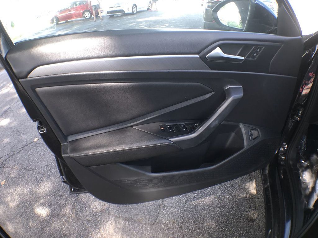 2022 Volkswagen Jetta SE photo 3