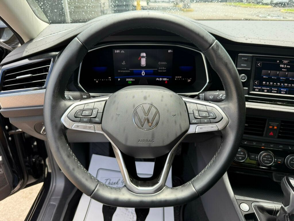 2022 Volkswagen Jetta SE photo 4
