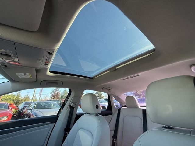 2022 Volkswagen Jetta SE Automatic w/ Panoramic Sunroof & Black Wheel Pkg - 23099883 - 19