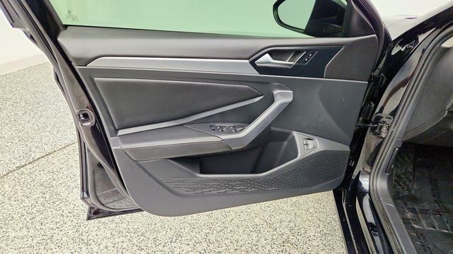 2022 Volkswagen Jetta SE Automatic w/ Panoramic Sunroof & Dark Graphite Wheels - 23065676 - 10
