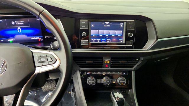 2022 Volkswagen Jetta SE Automatic w/ Panoramic Sunroof & Dark Graphite Wheels - 23065676 - 17