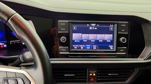 2022 Volkswagen Jetta SE Automatic w/ Panoramic Sunroof & Dark Graphite Wheels - 23065676 - 18