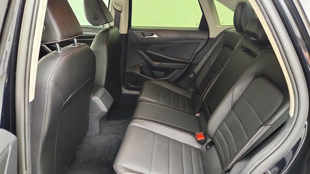 2022 Volkswagen Jetta SE Automatic w/ Panoramic Sunroof & Dark Graphite Wheels - 23065676 - 20