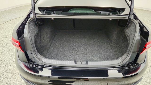 2022 Volkswagen Jetta SE Automatic w/ Panoramic Sunroof & Dark Graphite Wheels - 23065676 - 21
