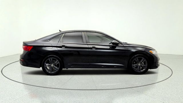 2022 Volkswagen Jetta SE Automatic w/ Panoramic Sunroof & Dark Graphite Wheels - 23065676 - 3