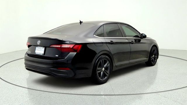 2022 Volkswagen Jetta SE Automatic w/ Panoramic Sunroof & Dark Graphite Wheels - 23065676 - 4