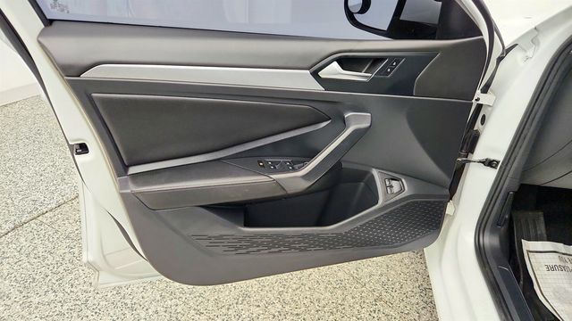 2022 Volkswagen Jetta SE Automatic w/ Panoramic Sunroof & HomeLink Mirror - 23063233 - 10