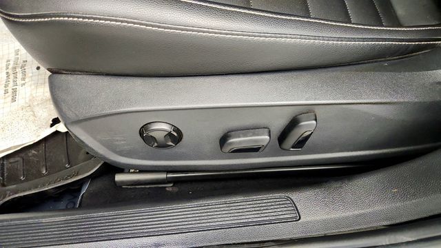 2022 Volkswagen Jetta SE Automatic w/ Panoramic Sunroof & HomeLink Mirror - 23063233 - 11