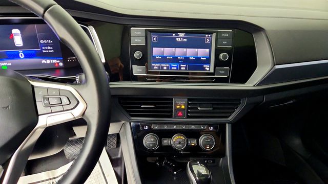 2022 Volkswagen Jetta SE Automatic w/ Panoramic Sunroof & HomeLink Mirror - 23063233 - 17