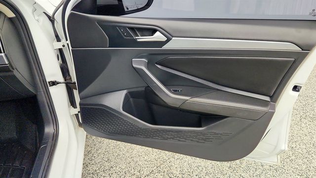 2022 Volkswagen Jetta SE Automatic w/ Panoramic Sunroof & HomeLink Mirror - 23063233 - 24