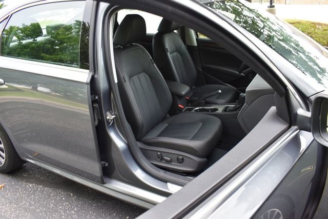 2022 Volkswagen Passat 2.0T Limited Edition Automatic - 23066152 - 2