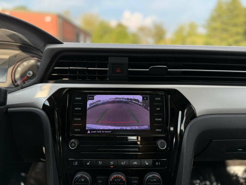 2022 Volkswagen Passat SE photo 19