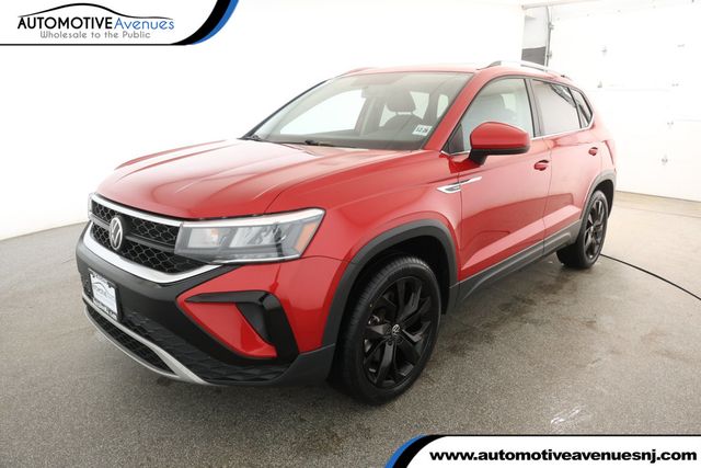 2022 Volkswagen Taos SE 4MOTION with Panoramic Sunroof & 18'' Black Alloy Wheels - 22931382 - 0