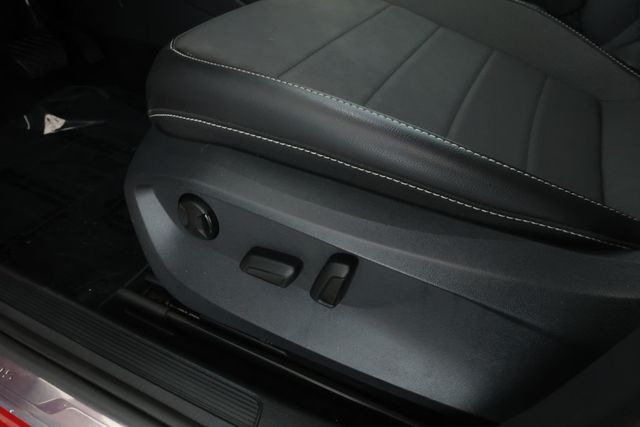 2022 Volkswagen Taos SE 4MOTION with Panoramic Sunroof & 18'' Black Alloy Wheels - 22931382 - 9