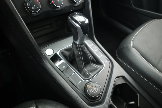 2022 Volkswagen Taos SE 4MOTION with Panoramic Sunroof & 18'' Black Alloy Wheels - 22931382 - 14