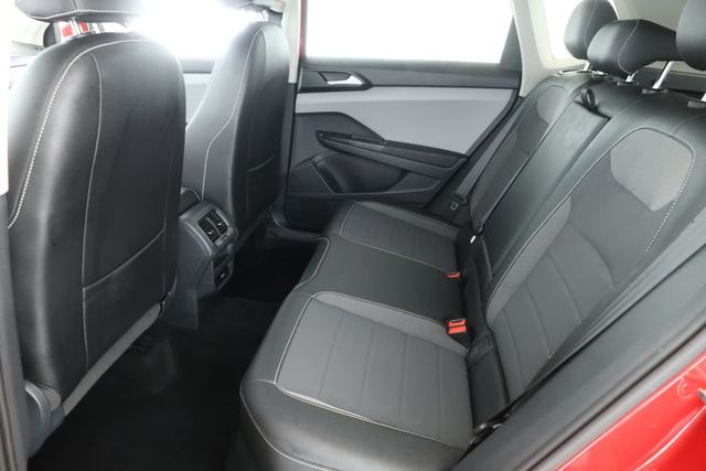 2022 Volkswagen Taos SE 4MOTION with Panoramic Sunroof & 18'' Black Alloy Wheels - 22931382 - 18