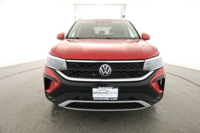 2022 Volkswagen Taos SE 4MOTION with Panoramic Sunroof & 18'' Black Alloy Wheels - 22931382 - 1